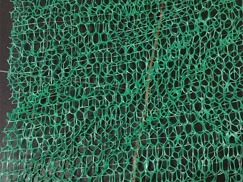 在选择土工网垫三维植被网生产商时，应该从哪些方面进行考量？ 